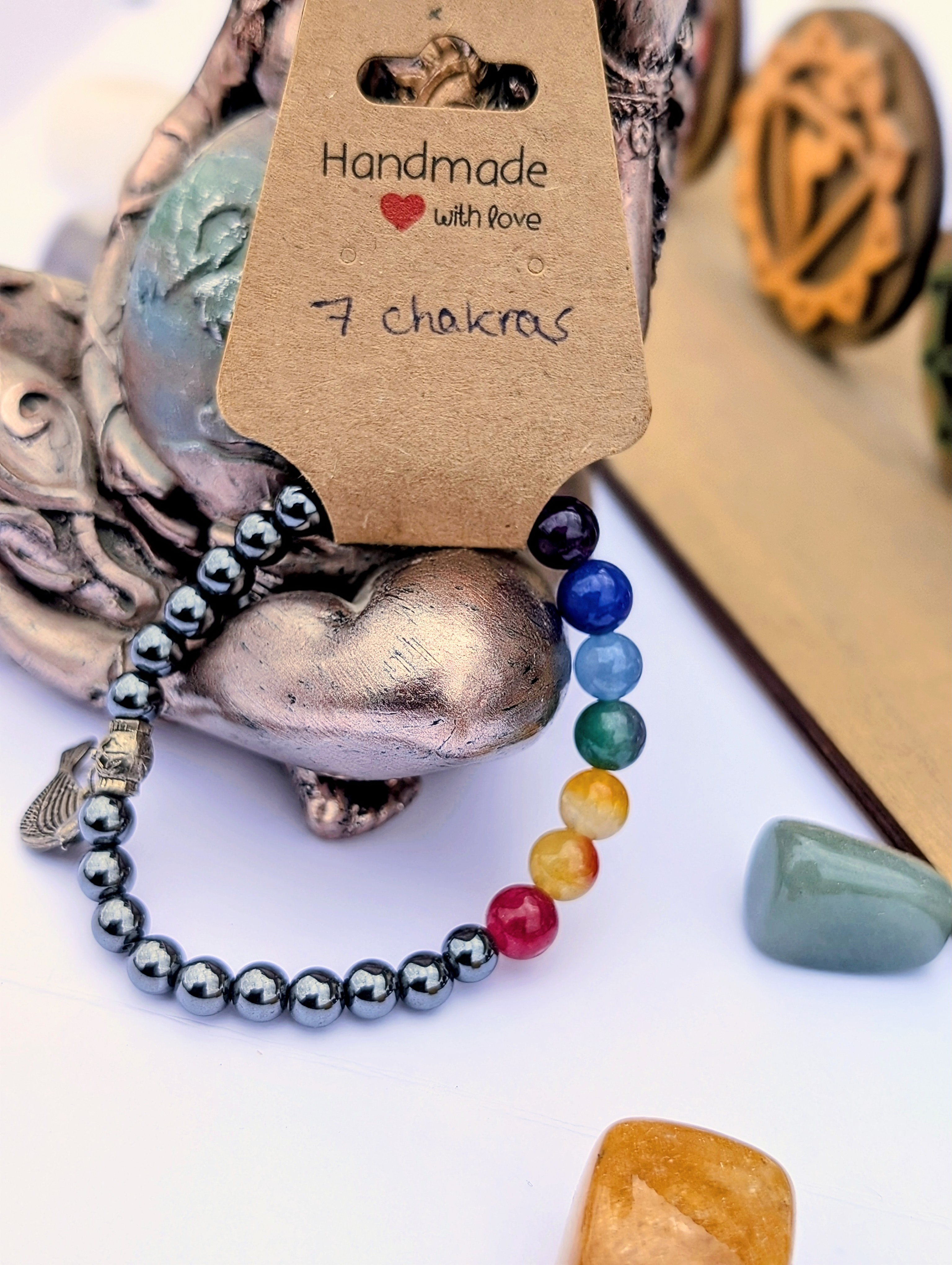 Bracelet 7 chakras, hématites, pendentif oiseau - vue secondaire