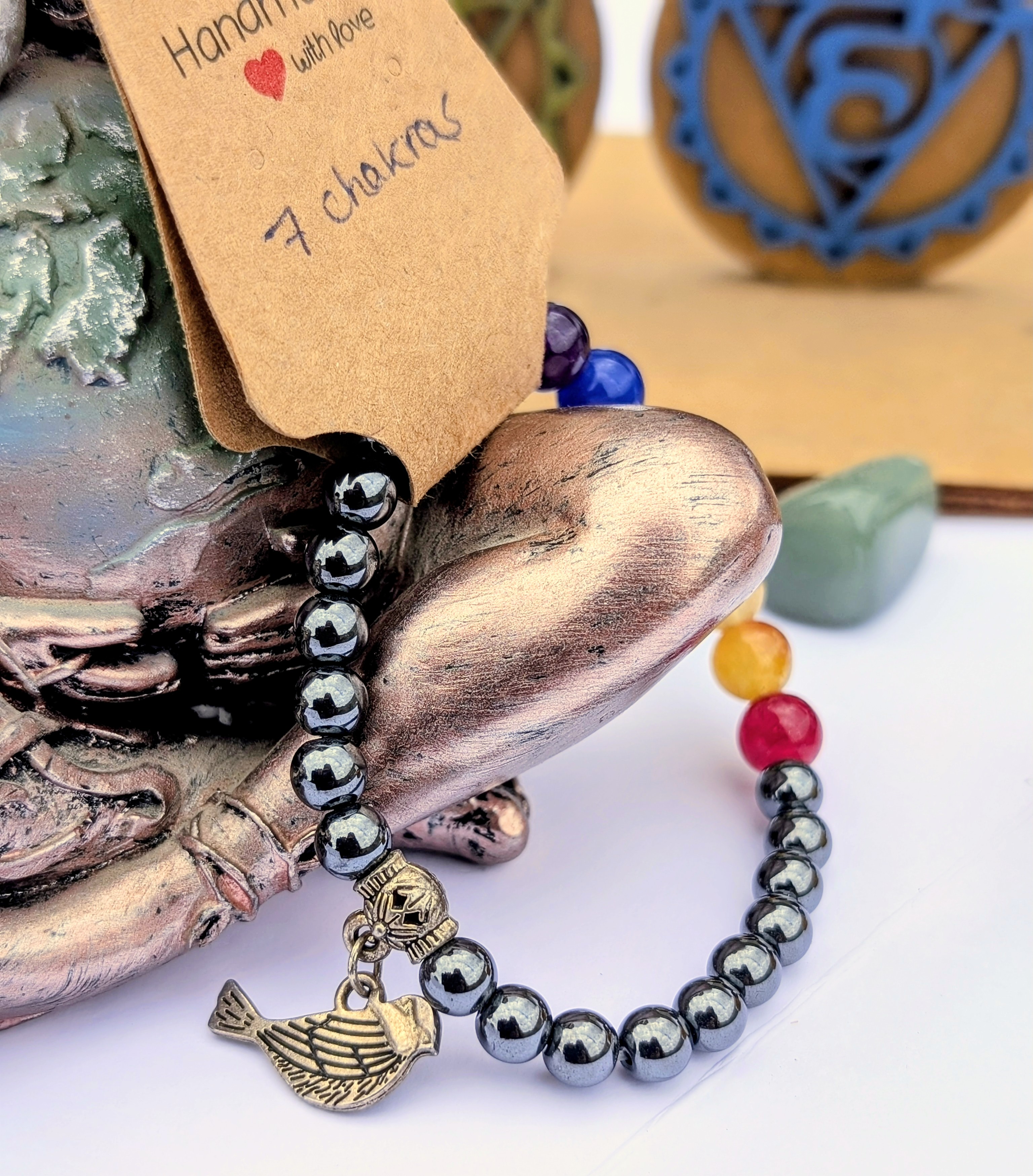 Bracelet 7 chakras, hématites, pendentif oiseau - détail