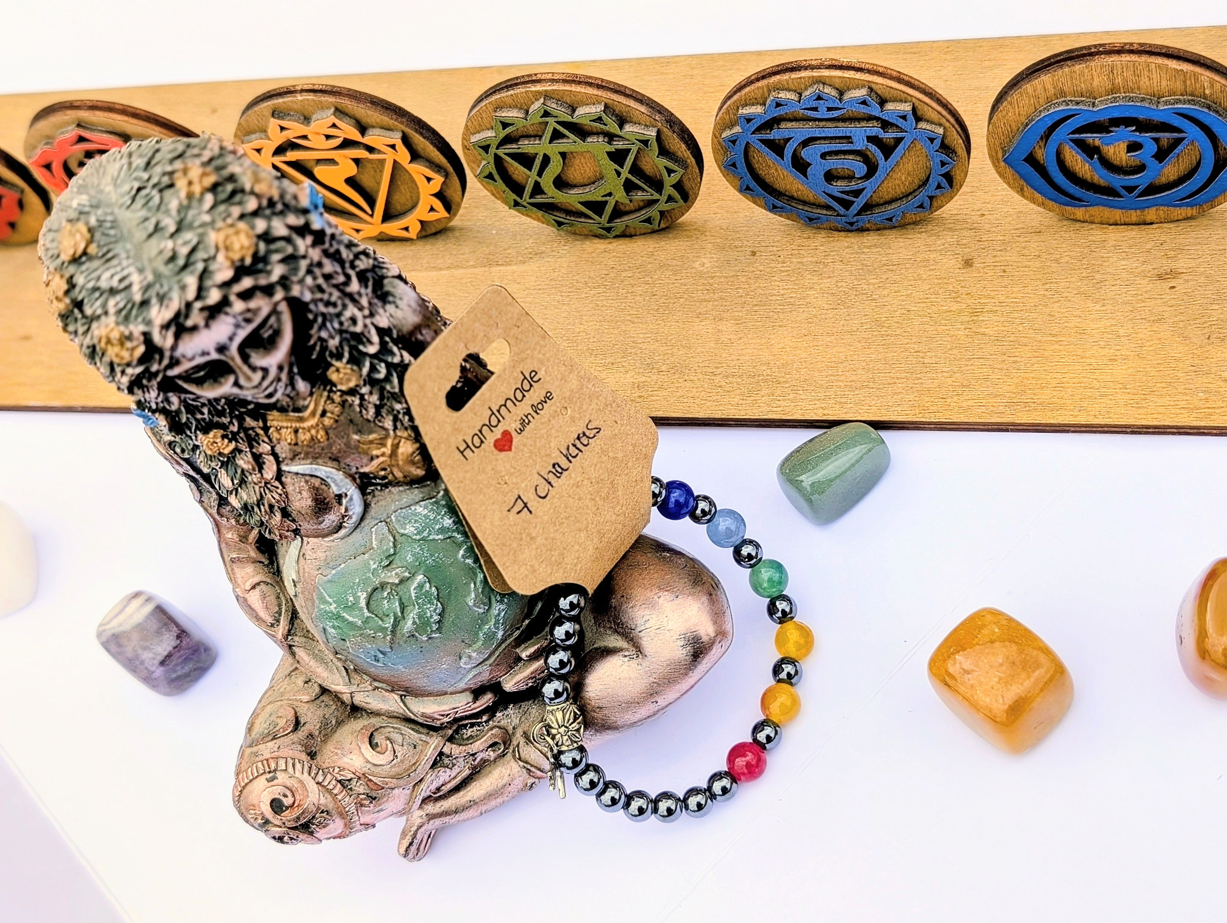 Bracelet 7 chakras, hématites, pendentif hirondelle