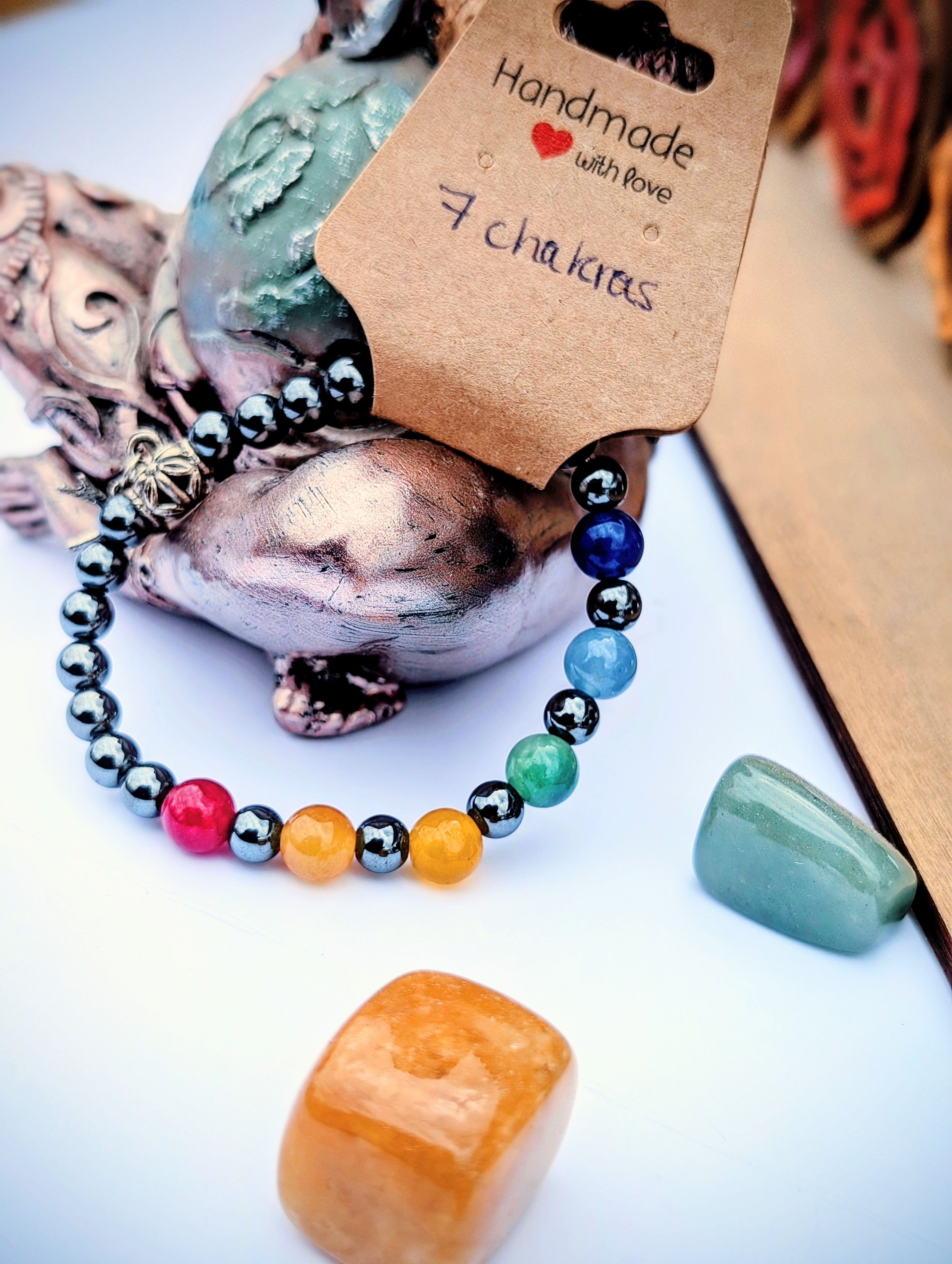 Bracelet 7 chakras, hématites, pendentif hirondelle - vue secondaire