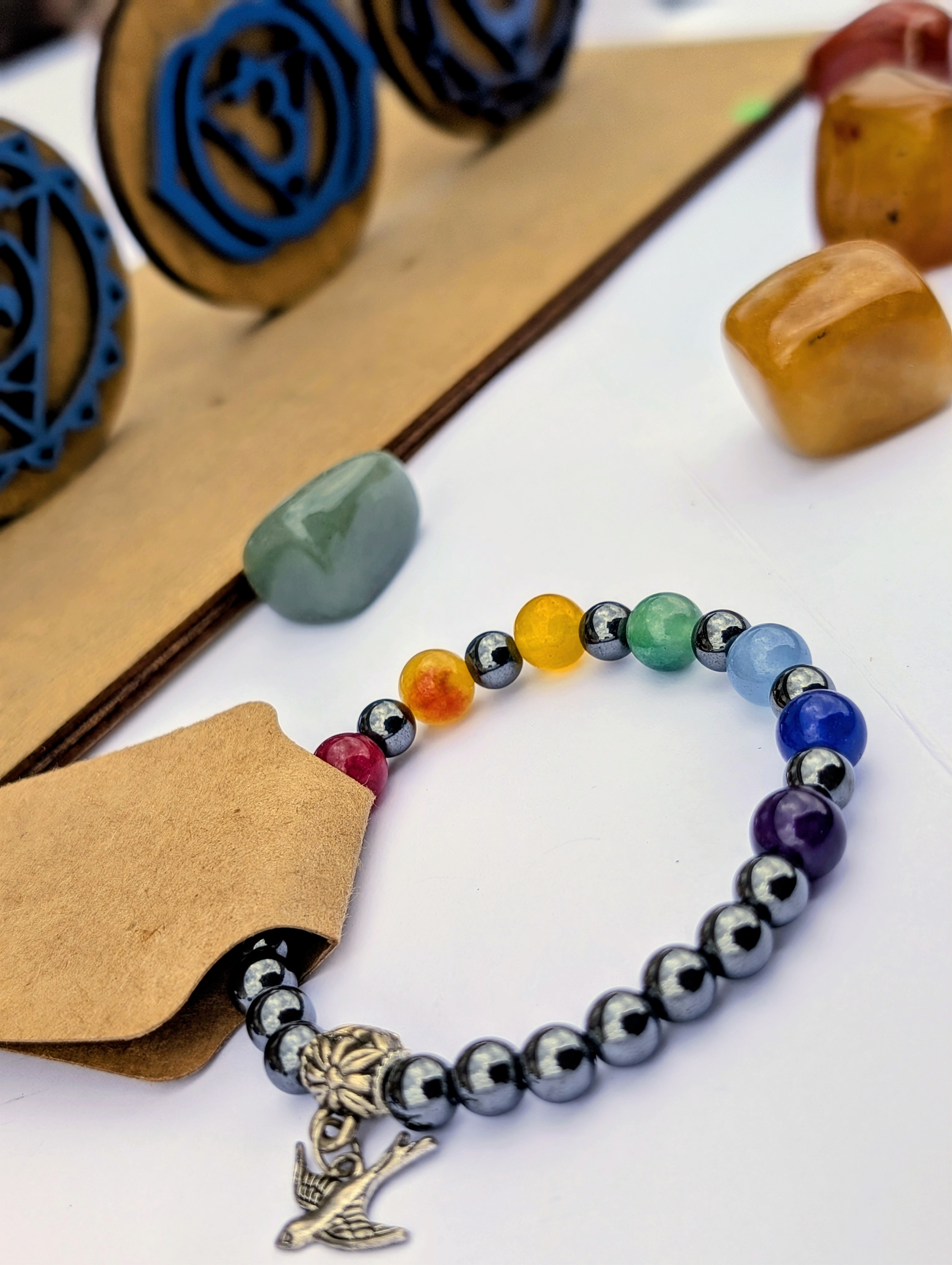 Bracelet 7 chakras, hématites, pendentif hirondelle - détail