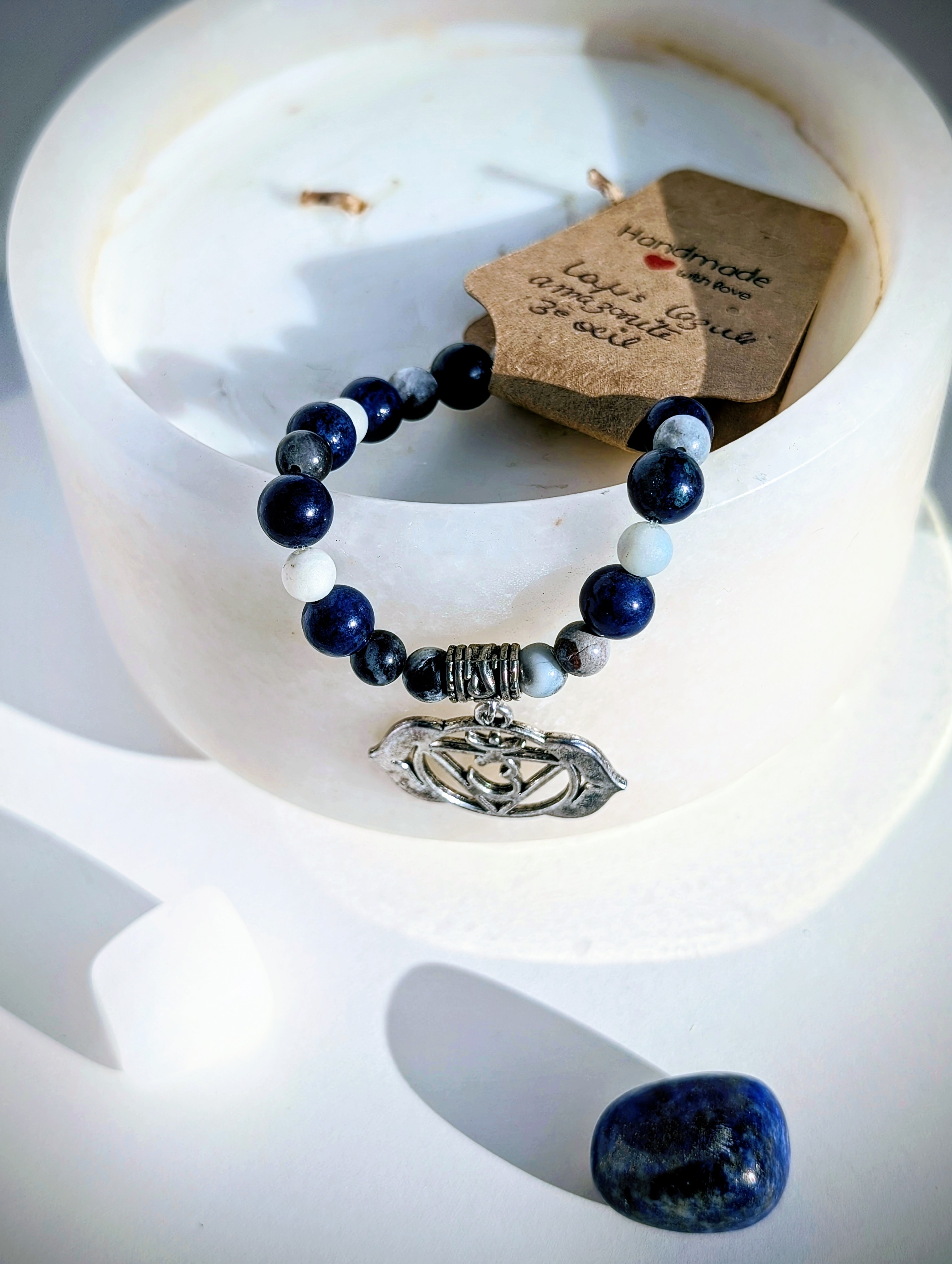 Bracelet lapis lazuli, pendentif chakra - vue secondaire