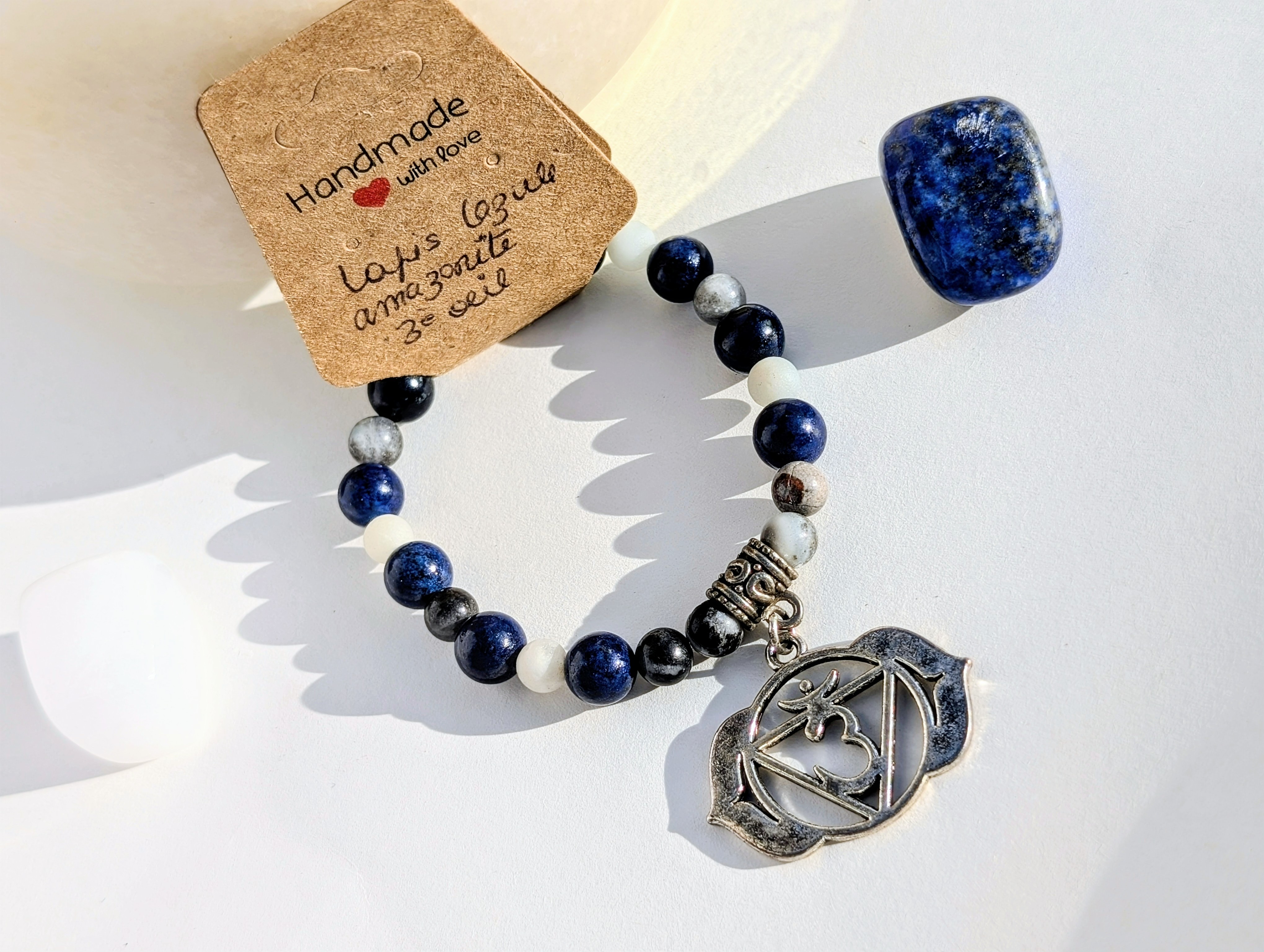 Bracelet lapis lazuli, pendentif chakra - détail