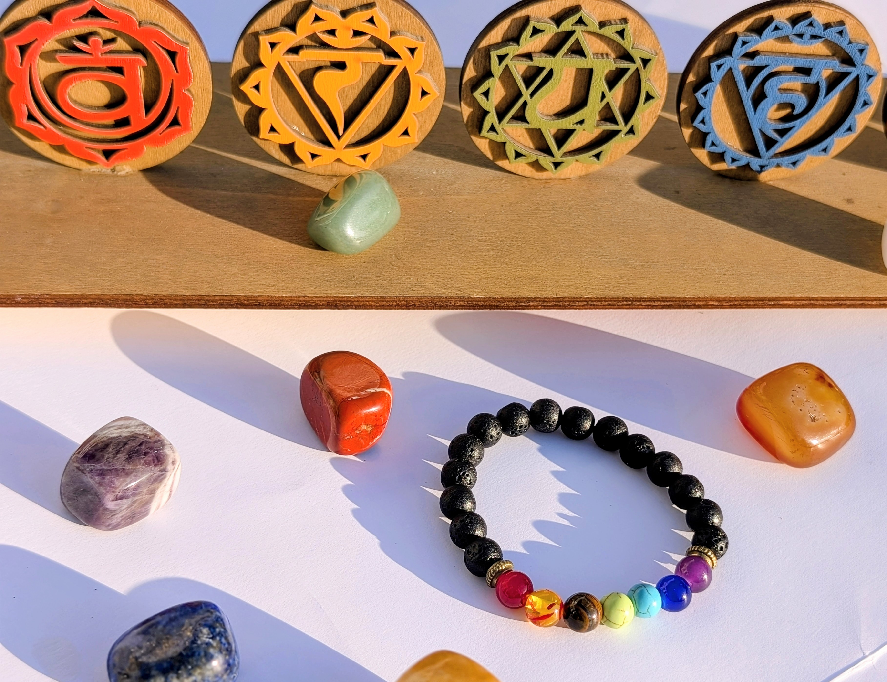 Bracelet pierre de lave et 7 chakras