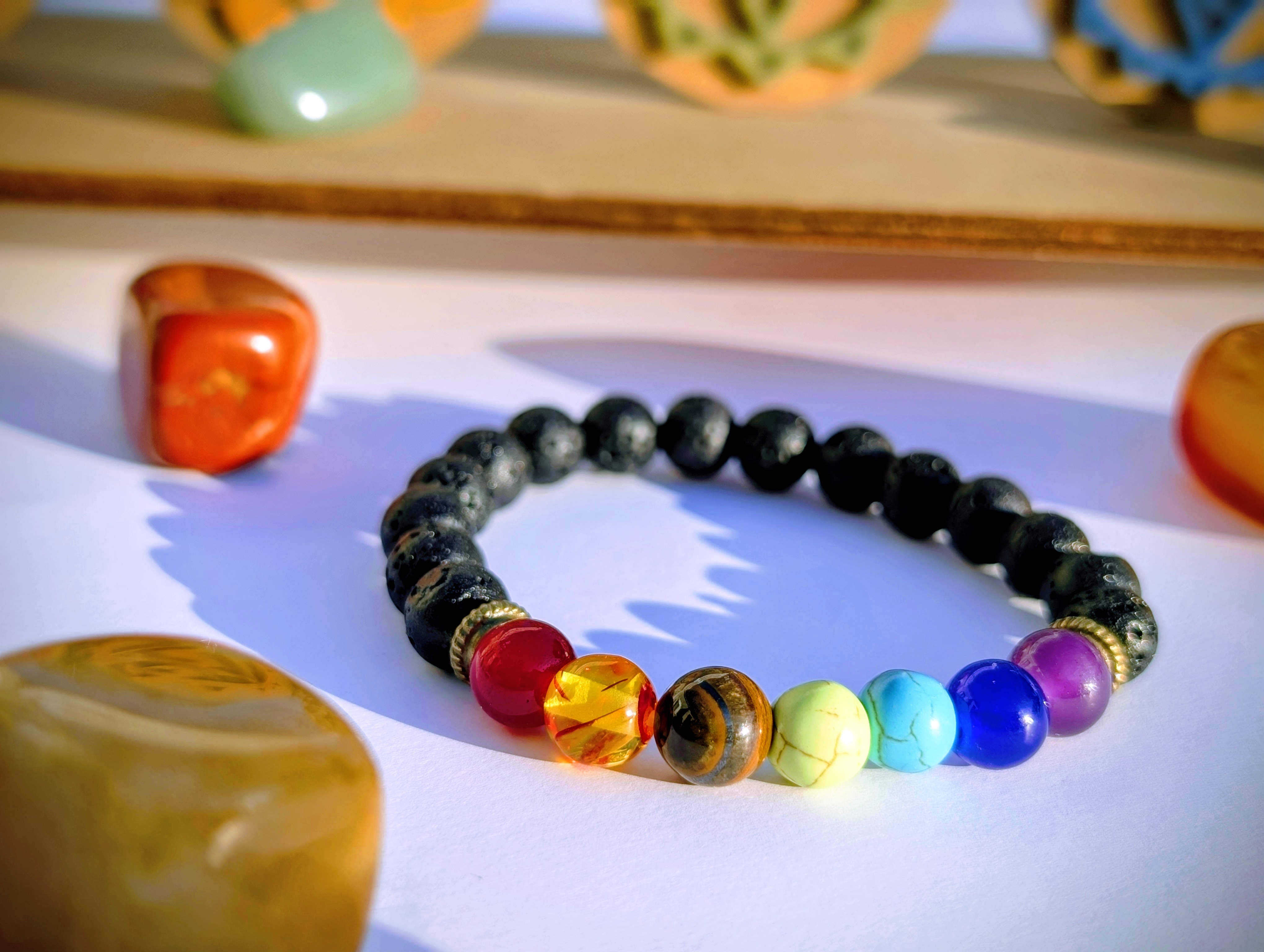 Bracelet pierre de lave et 7 chakras - vue secondaire