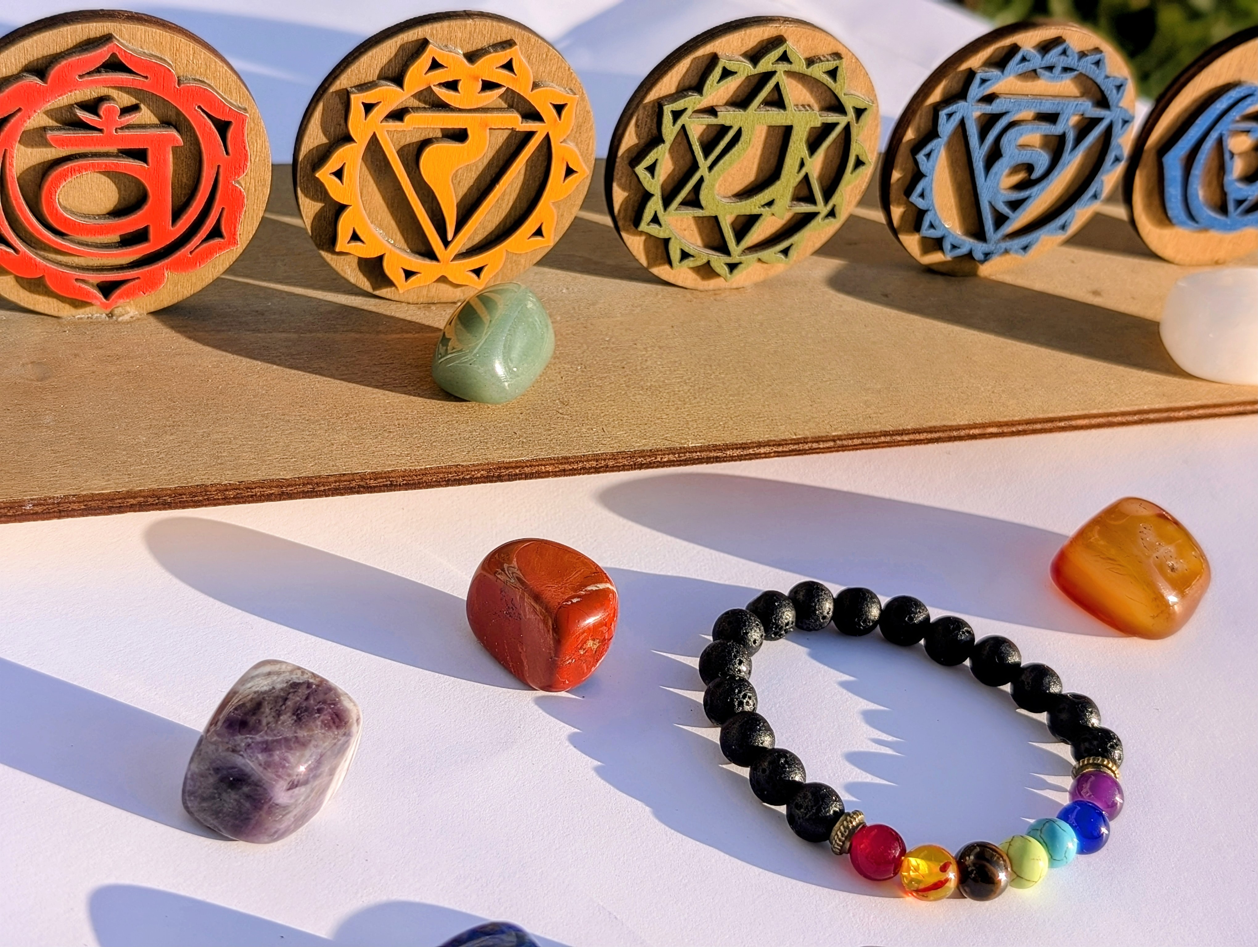 Bracelet pierre de lave et 7 chakras - détail