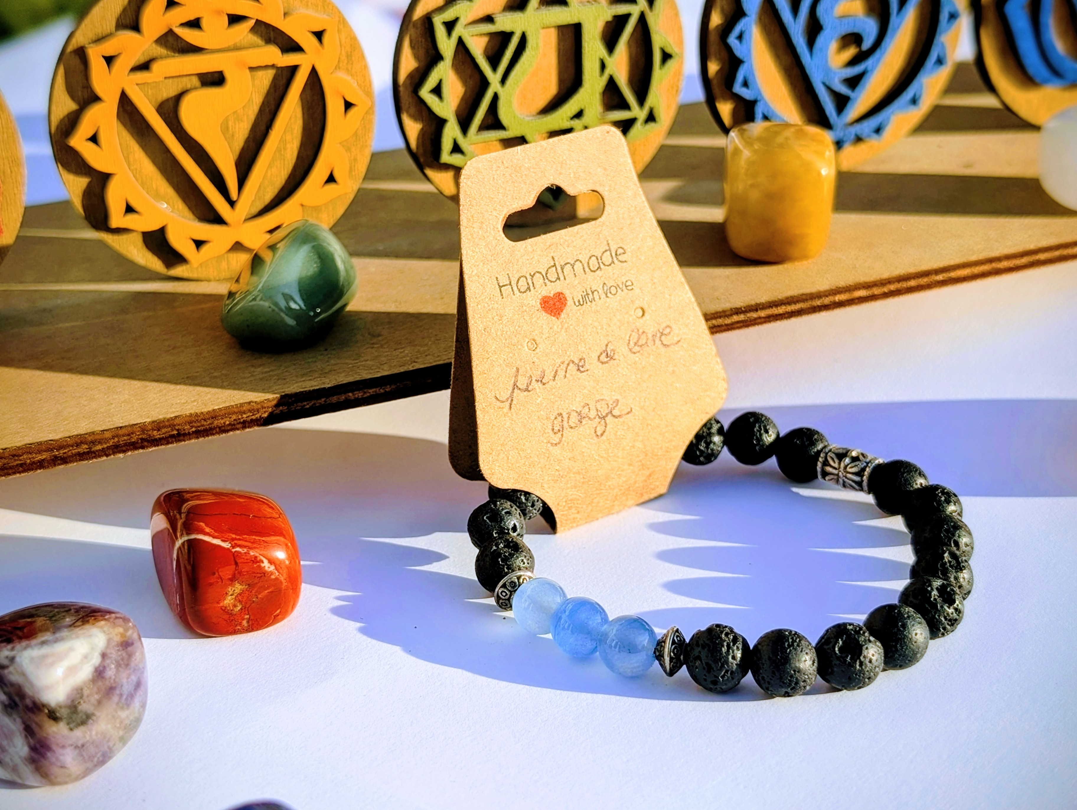 Bracelet pierre de lave et chakra de la gorge