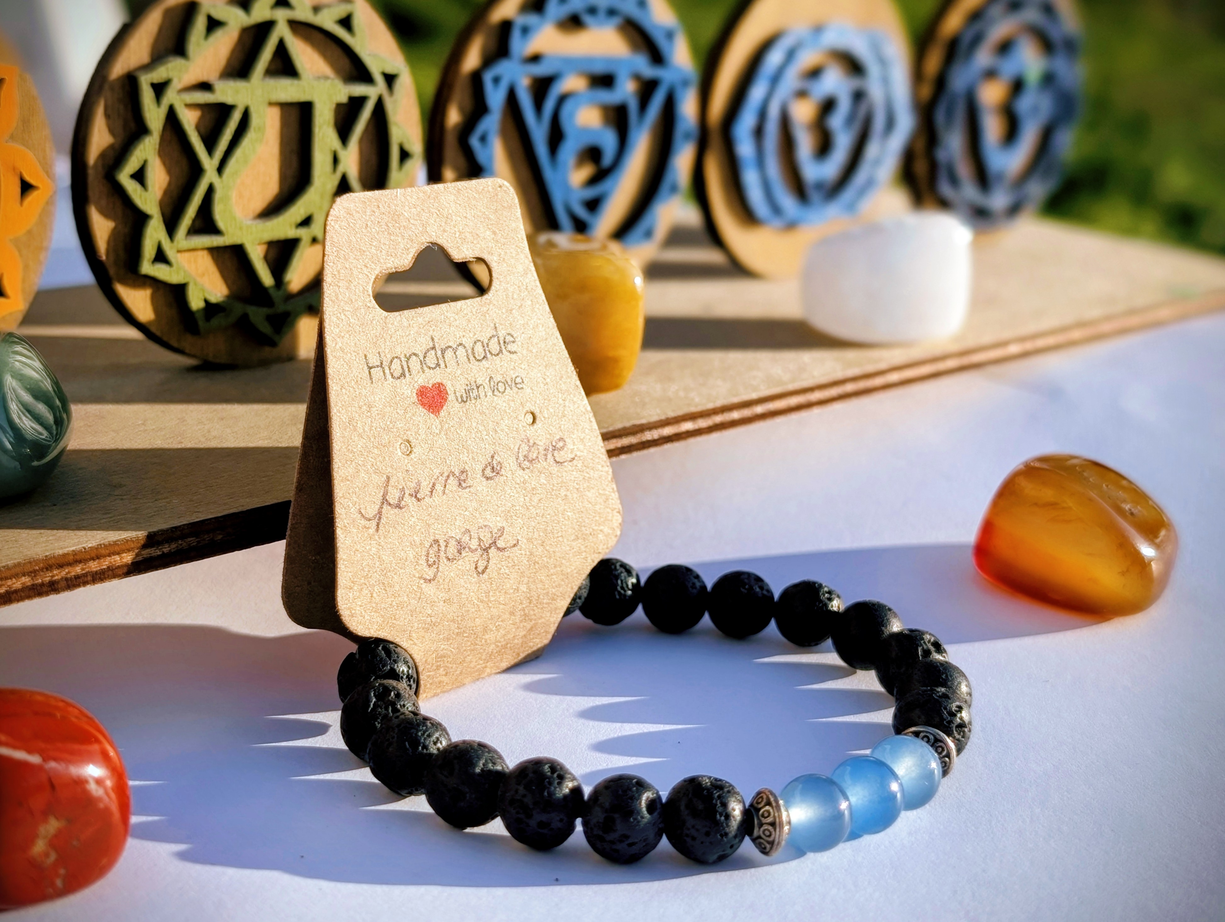 Bracelet pierre de lave et chakra de la gorge - détail