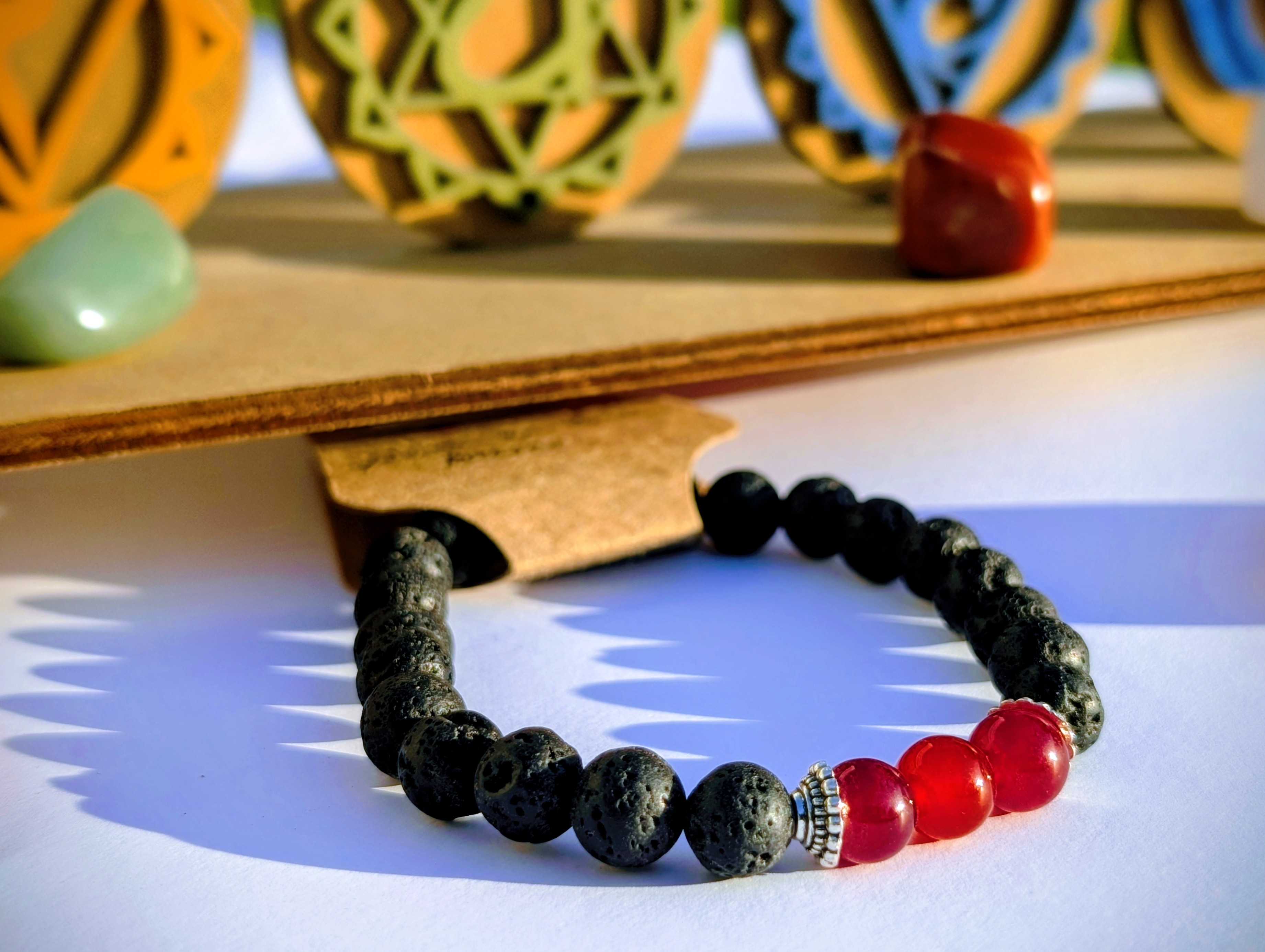 Bracelet pierre de lave et chakra racine - détail