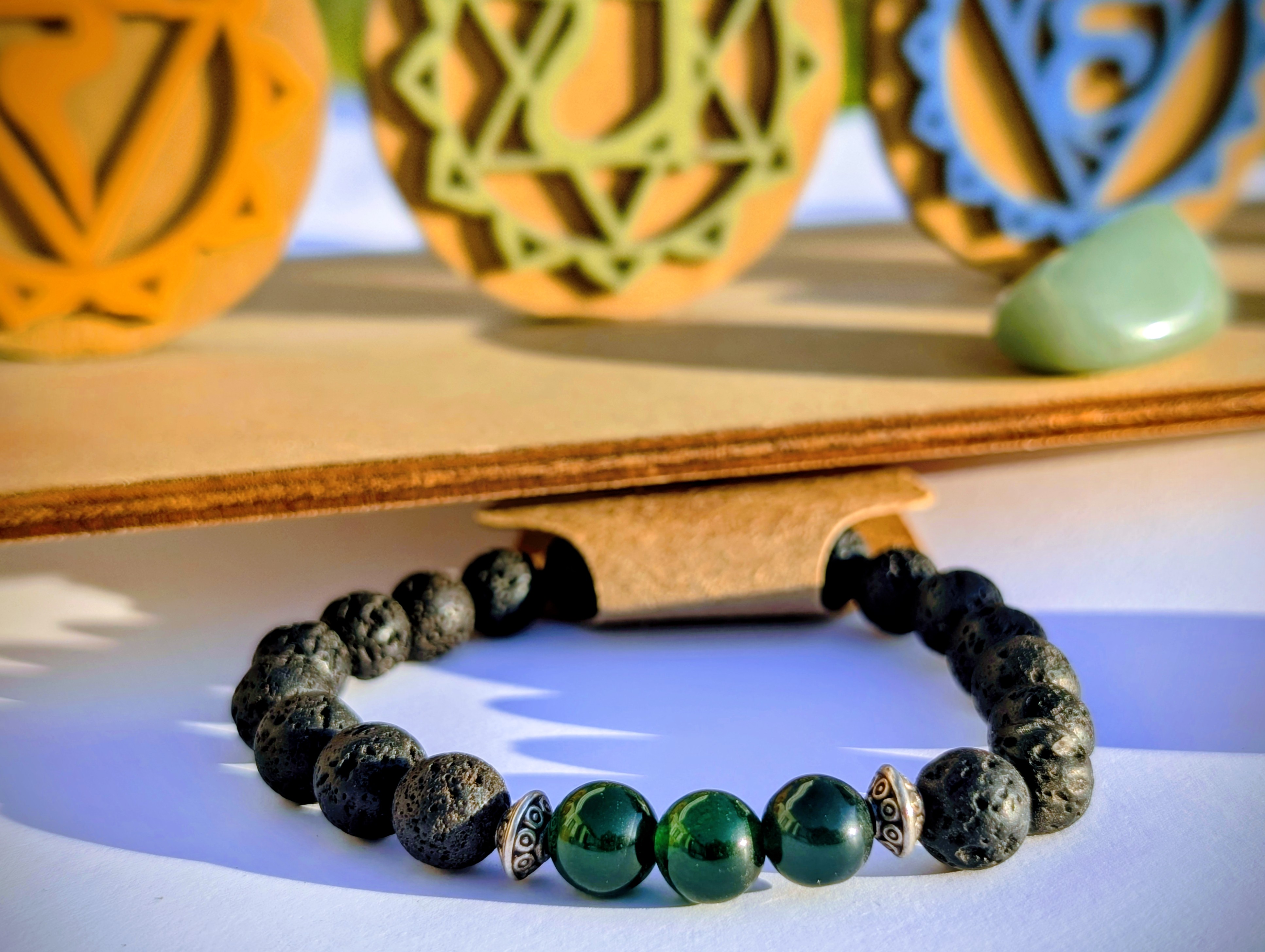 Bracelet pierre de lave et chakra coeur - détail