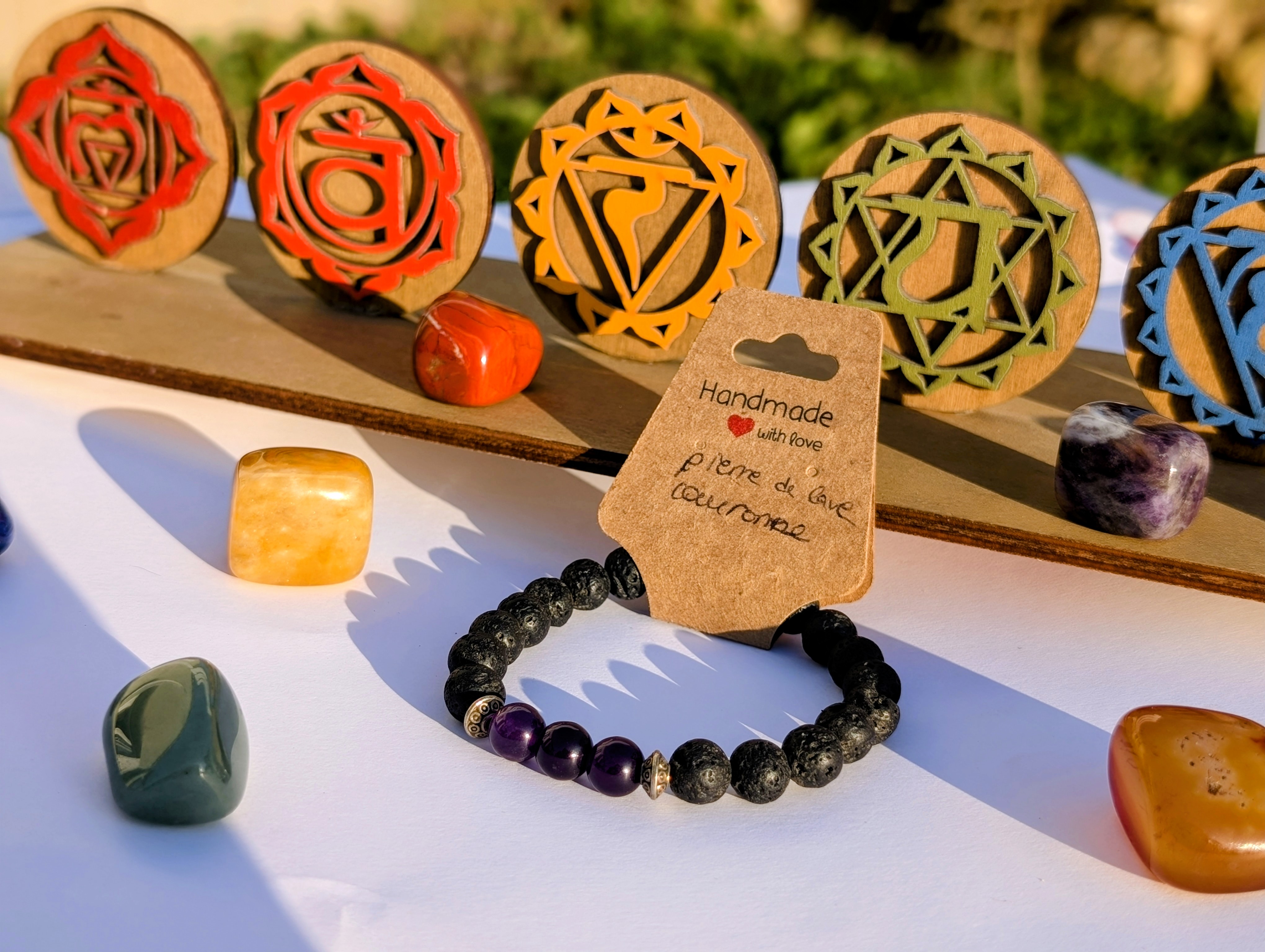 Bracelet pierre de lave et chakra couronne - vue secondaire