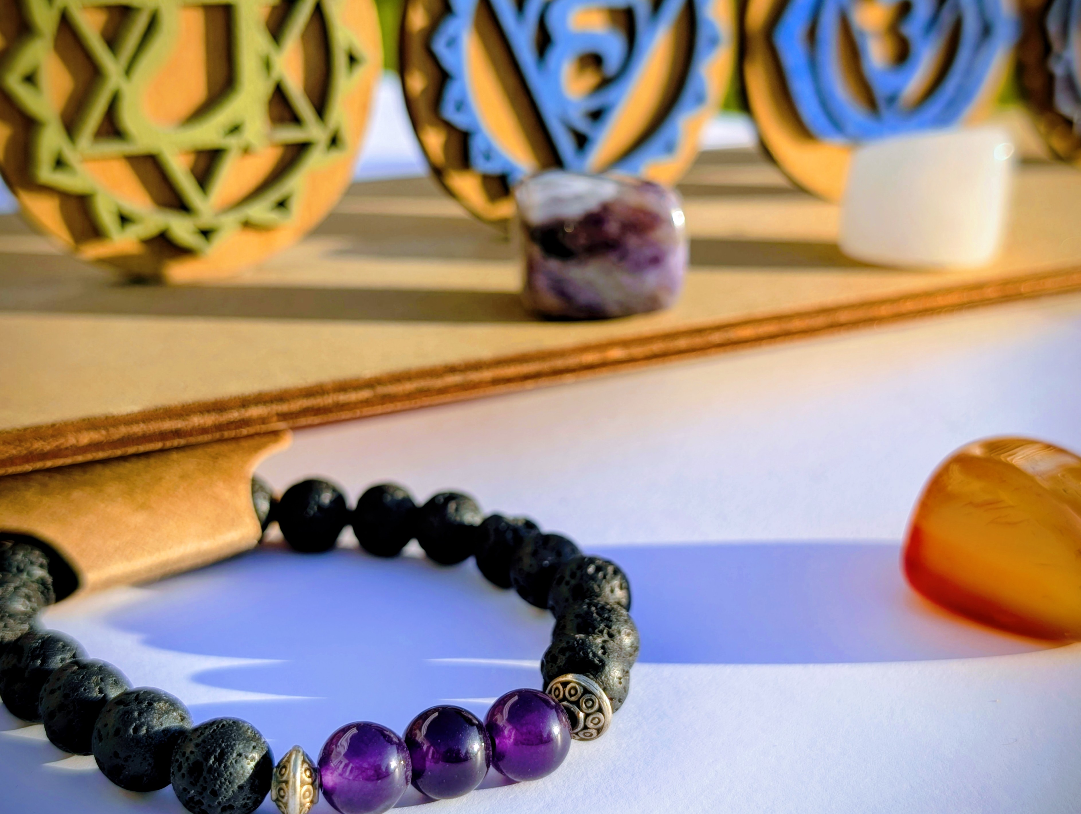 Bracelet pierre de lave et chakra couronne - détail